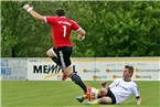 Der aufgerückte SSV-Keeper Sebastian Eck (in rot) verliert den Zweikampf.