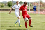 Christian Wondra (re.) wird von Philipp Kestel (li.) bedrängt.
