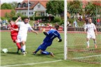 Patrick Sudol (mi.) passt auf und klärt diese Situation.