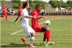 Miguel Gonzalez (re.) nimmt den Ball an, Gegenspieler Andre Zapf (li.) ist ihm auf den Fersen.