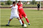 Kampf um den Ball zwischen Stefan Lechner (re.) und seinem Gegenspieler.
