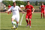 Christian Brandt (li.) kommt vor Nuyan Karsak (re.) an den Ball.