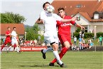 Im zweiten Abschnitt verlagerte sich das Spiel deutlich in die Baiersdorfer Hälfte. Hier versucht Florian Süß (re.) seinen Gegenspieler zu erreichen.