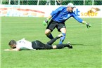 Ball gespielt, Schiri! Nun ja, eher Andreas Pistor - der Ball war ein bisschen im Spiel.