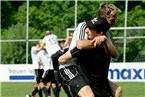 Markus Taschner und Assistent Christoph Wächter bejubeln das entscheidende dritte Tor.