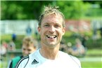 Eine Bierdusche ist lustig... Zumindest, wenn man wie Markus Taschner den Klassenerhalt als Abschiedsgeschenk in der Tasche hat.