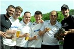 Andreas Pistor, Simon Hösch, Dominik Schorn, Tobias Geldner, Jochen Hollfelder und Christoph Wächter mit einer noch zu schlachtenden Sau (unten) - es wird lange dauern in Kasendorf.