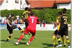 Knapp drüber: "Enzo" Peroutka köpft die Kugel über das Tor.