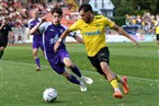 Flügelflitzer Jannik Graf (in gelb) nimmt gegen Luca Auer gleich Tempo auf.