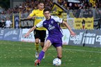 Verteidiger Jonas Hartwig (vorne) bereinigt die Situation.