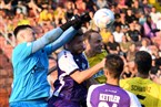 Mit der Zeit wurde es für Eintracht-Keeper Benedikt Willert (li.) aber ruhiger.