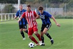 Felix Hutzler erkämpft sich gleich den Ball gegen Adrian Ell (links).