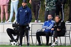 Andi Mönius (stehend) neben Co-Trainer Pascal Benes.