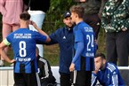 Andi Mönius erklärt Christoph Hüllmandel etwas.