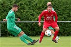 Der in der ersten Hälfte auffällige Constantin Zylka flankt vor den Augen von Nico Steinbinder.