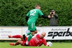 Oliver Eichenmüller versetzt den ausrutschenden Daniel Berger.