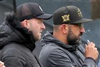 Beobachtung des Spiels durch Fabian Wedel (links) und Onur Thompson.