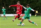 Den Ball sichert Julius Zylka gegen den springenden Nico Engelbrecht.