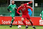 Die beiden Doppeltorschützen in einem Bild: Ralf Maas am Ball und Oliver Eichenmüller im Hintergrund.