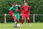 In der Umklammerung durch Nico Steinbinder spielt Jannis Hampl den Ball.