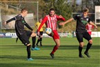 Thomas Mallik (re.) und Marcel Hellinger (li.) gaben Spielmacher Adrian Ell nicht viel Zeit den Ball zu kontrollieren. 