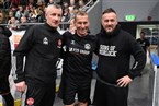 Bananenflanker Budenzauber 2025 (11.01.2025) in der Donau-Arena in Regensburg:
Nürnberger Treff - Moderator Markus Othmer (Bildmitte) mit den Club-Spielern Marek Mintal und Thomas Ziemer (r.).