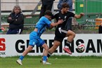 Nikolas Milovski schiebt Niko Bogade weg.