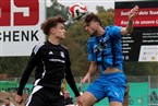 Nikolas Boukouvalas köpft den Ball vor Adin Mehic weg.
