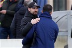 Philip Messingschlager begrüßt den Gästetrainer Bernd Baier.