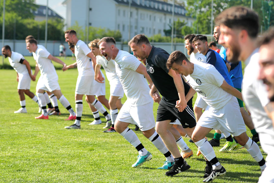 Erste des ASV Fürth feiern ihren direkten Aufstieg