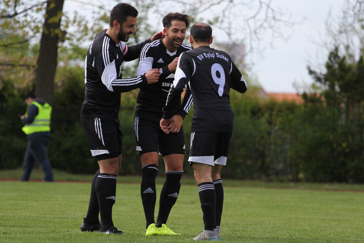 Eyüp Sultan kam in den ersten 45 Minuten aus dem Feiern nicht mehr raus, erlebte in Halbzeit zwei aber fast eine böse Überraschung. | Foto: fussballn.de