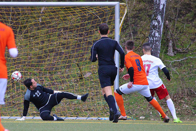 Yannik Jassmann (in orange) sorgte hier für die frühe 1:0-Führung der SG Quelle Fürth. | Foto: fussballn.de
