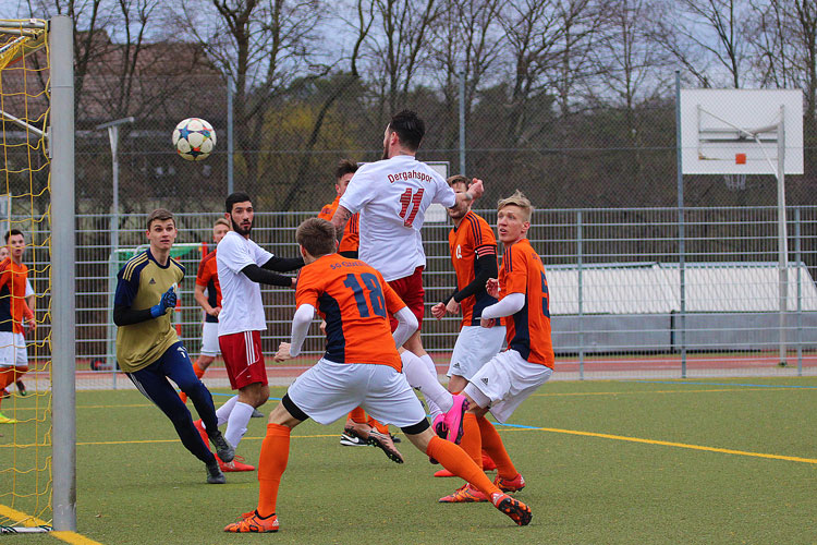 Dergah-Angreifer Süleyman Yilmaz (Nr. 11) stieg kurz vor dem Pausentee am höchsten und sorgte für das 1:4-Halbzeitergebnis. | Foto: fussballn.de