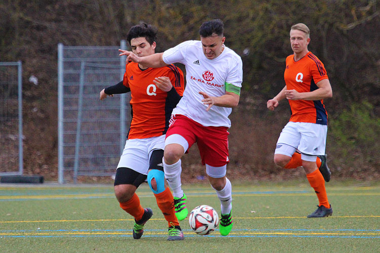 Sinnbild für weite Strecken der Partie: Die SG Quelle Fürth (in orange) war stets einen Schritt schneller im Zweikampf als Dergahspor um Volkan Avci. | Foto: fussballn.de