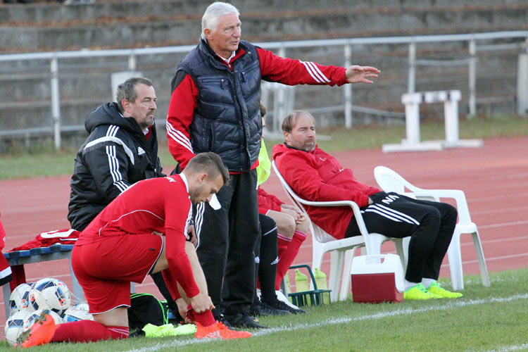 Abteilungsleiter Jürgen Walthier (sitzend, schwarze Jacke) betrachtet die Einteilung äußerst kritisch und kann nicht nachvollziehen, wieso im Nordosten nur mit 16 Teams gespielt wird - wo doch mindestens drei viel lieber dort spielen würden. | Foto: fussballn.de